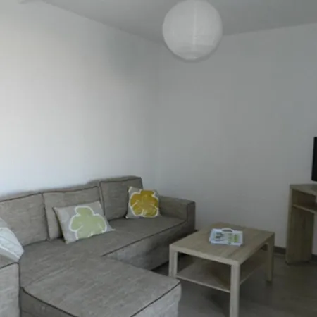 2 Pieces A La Rochelle Avec Balcon, Proche Des Minimes Et Port, Parking Inclus - Fr-1-551-7