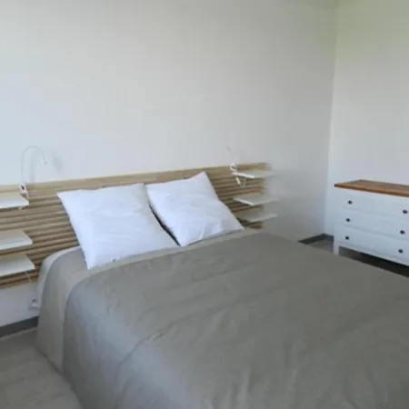 2 Pieces A La Rochelle Avec Balcon, Proche Des Minimes Et Port, Parking Inclus - Fr-1-551-7