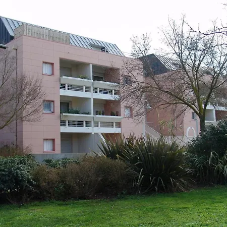 2 Pieces A La Rochelle Avec Balcon, Proche Des Minimes Et Port, Parking Inclus - Fr-1-551-7