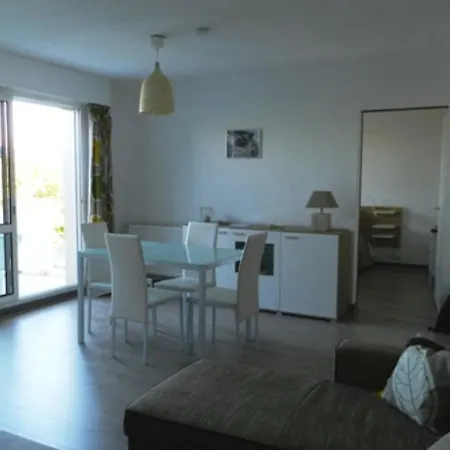 2 Pieces A La Rochelle Avec Balcon, Proche Des Minimes Et Port, Parking Inclus - Fr-1-551-7